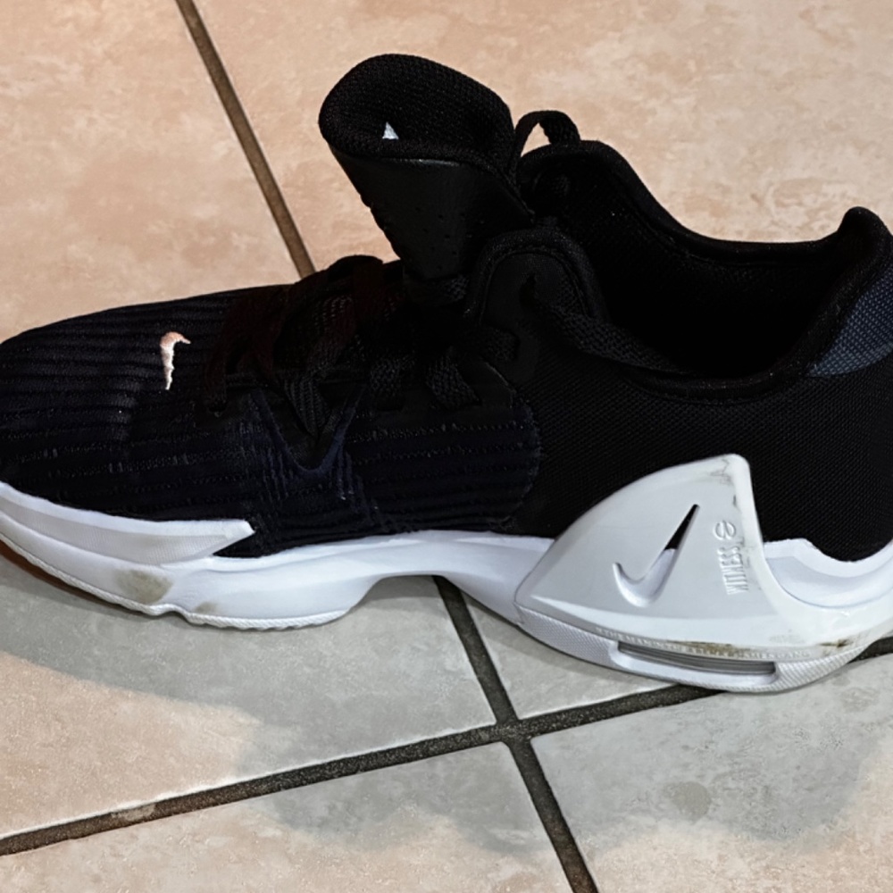 Nike Lebrons Witness 6 - Youth Basketball Sneakers - Picture 2 of 9